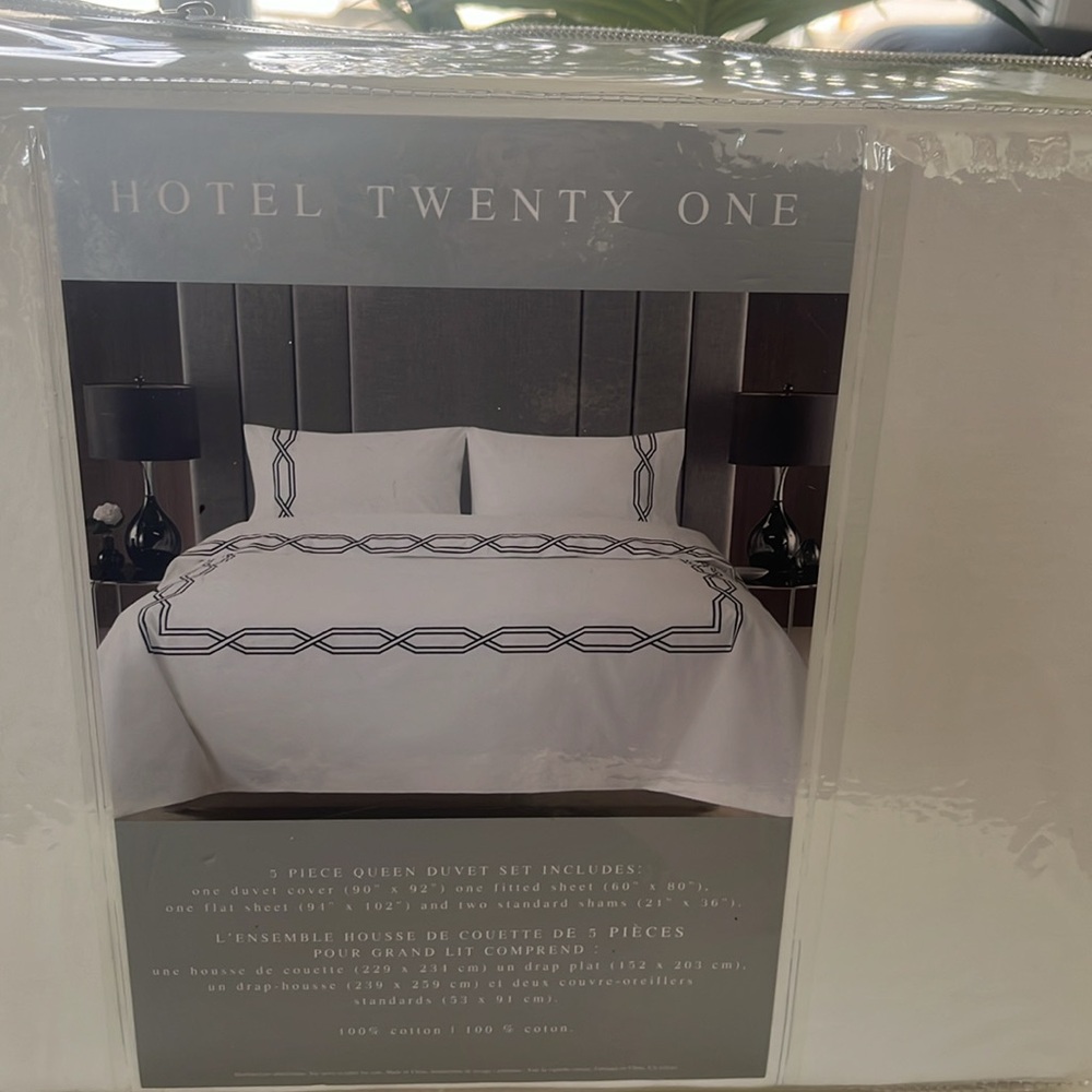 🆕Hotel twenty one White and black Comforter with Modern Geometric Design
